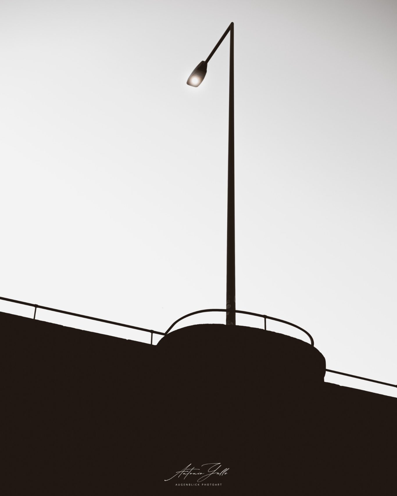Licht im Grau Laternenpfahl auf einer Plattform vor hellem Hintergrund.